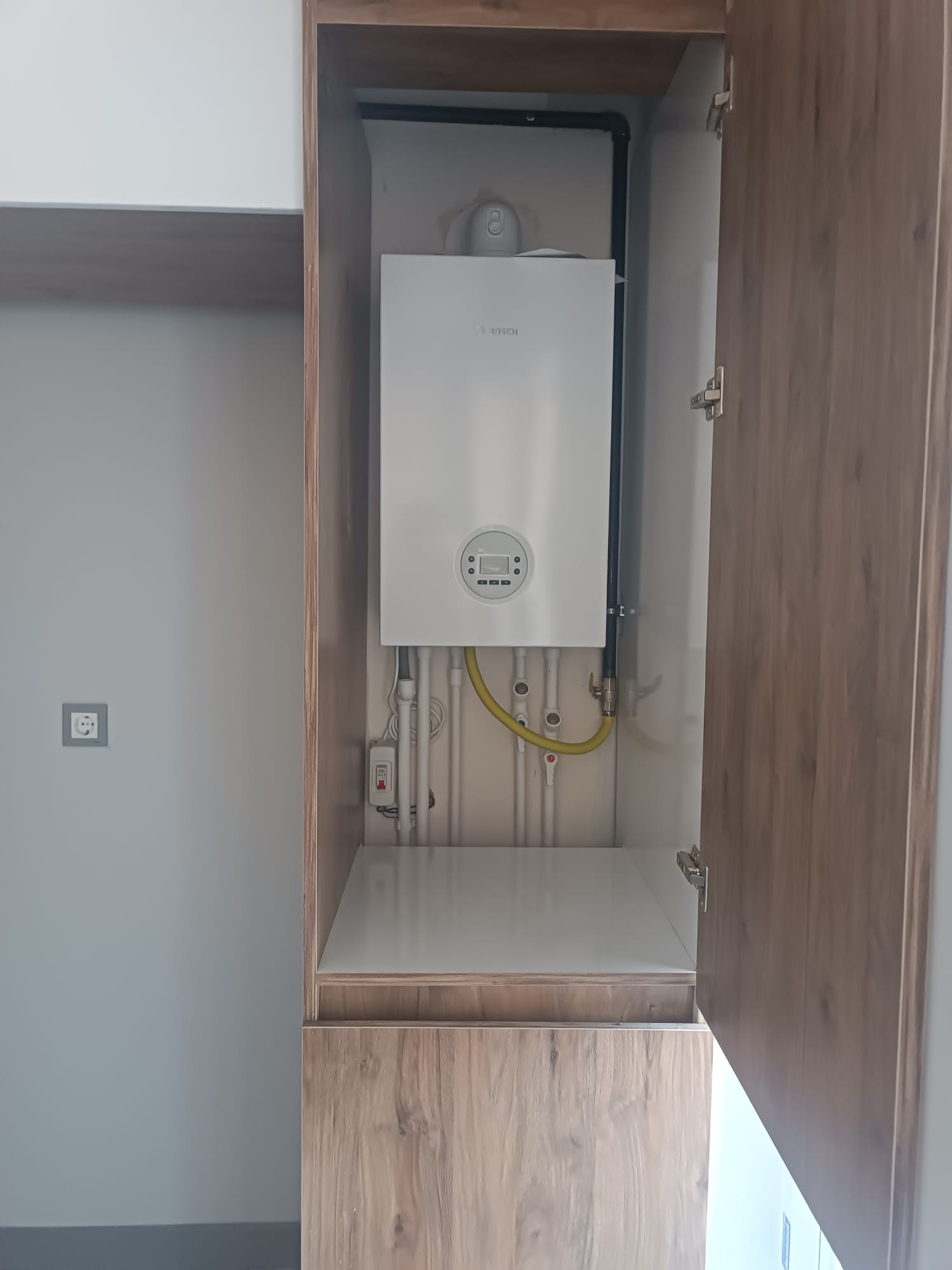 Ahşap dolap içine gizlenmiş kombi montajı